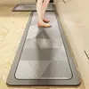 Alfombrilla de cocina de diatomeas estilo nórdico minimalista, resistente a la suciedad y fácil de limpiar, juego de dos piezas de tira larga abstracta geométrica para suelo de cocina