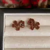 Nuevos Pendientes de Tachuela de Pony Rojo Perla para Mujer, Estilo Caliente Otoño/Invierno 2026, Diseño Único de Nicho con un Toque de Lujo, Pendientes de Lujo Ligero