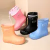 Nuevas Botas de Lluvia 2025 para Mujer, Ropa Exterior de Moda para Verano, Zapatos Impermeables Antideslizantes, Botas de Lluvia Cortas, Zapatos de Goma Suaves para Adultos de Cocina