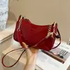 Bolsa baguete de couro envernizado brilhante para mulheres, pingente de cereja vintage, bolsa de ombro com decoração de corrente, bolsa transversal pequena versátil, bolsa casual