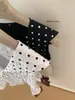 Wgwe8946 Guangzhou Shisanxing Moda Feminina Verão Novo Camisa de Bolinhas Manga Curta Gola V Branca Preta Blusa Tendência