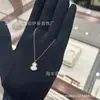 Collar de Colgante Kirin de Alta Gama con Baño de Oro de 18 Quilates, Presentando un Diseño de Kirin y Calabaza, Ágata Roja, Nácar Blanco, Oro Rosa y Colgante Incrustado de Diamantes en una Cadena para Clavícula