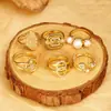 Anel de Pérola Fashionable de Luxo Banhado a Ouro 18K de Alta Qualidade com Forte Brilho Fábrica de Madrepérola Joias com Contas de Ouro Apresentando Três Pérolas