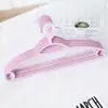 Cabide para Roupas de Ombro Largo Sem Costura Cabide Antiderrapante Cabide de Plástico Cabideiro para Roupas Cores Misturadas Atacado