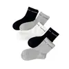 Calcetines infantiles Yishuangshuang, nuevos calcetines de media caña de la serie miu de otoño e invierno con letras de moda, calcetines estudiantiles de algodón peinado en blanco y negro para niñas