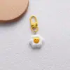 Chaveiro de Ovo Cozido com Queijo Capa Protetora para AirPods Estojo de Fone de Ouvido Pingente Macio Fofo Comida Simulada Brinquedo de Brincar Enfeites para Pendurar