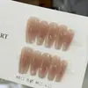 Manicure artesanal de novo estilo com acabamento latte, toque de luxo, cor nude, unhas postiças elegantes, unhas de pressão feitas à mão