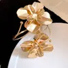 Pulsera Brazalete Metálico con Textura de Mariposa y Flor Transfronteriza Europea y Americana Moda Pulsera Sencilla Lujo Ligero Sensación de Alta Gama Joyería de Mano para Mujer