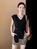 Top sin mangas de estilo francés negro con cuello en V, cintura plisada sin cinturón para mujer, nuevo diseño de verano 2026, camisa asimétrica