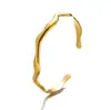 Pulseira Irregular Simples de Aço Titânio Europeia e Americana para Mulheres, Elegante Pulseira Aberta em Aço Inoxidável Dourado 18K com Padrão de Onda Fina