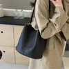 Bolso liso versátil para el día a día para mujer 2024 Nuevo bolso cubo de moda retro nicho de alta calidad bolso de hombro casual