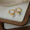 Pendientes de joyería de acero de titanio chapado en oro de 18 quilates con colgante de perla en forma de gota, nuevo de alta gama, lujo ligero, estilo frío, transfronterizos
