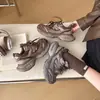 Zapatos casuales de malla versátiles 2026 para exteriores, nuevo estilo de estampado de leopardo de otoño, zapatillas con cordones que aumentan la altura, suela gruesa, zapatos de papá para mujer