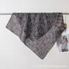 2026 Nuevo Bufanda Cuadrada Pequeña de Algodón Terciopelo Estampada por Ambos Lados para Primavera y Verano Bufanda de Cuello Versátil y Elegante para Mujer que Realza el Cutis