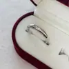 Anel Exquisito de Zircônia Light Luxury para Mulheres, Design de Nicho com Sensação de Alto Padrão, Aro Liso Ajustável, Acessório para o Dia a Dia
