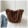 Nova Bolsa Tote de Inverno 2025 para Axila com Listras Estilosas, Material de Pelúcia, Ombro Único, Casual, Simples, Moderna, Grande Capacidade para Mulheres