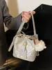 Bolso Pequeño Exquisito de Alta Apariencia de Moda para Mujer Modelo Nuevo 2026 Tela de Parches Estilo Nacional Bolso Cubo de Hombro Bolso Cruzado de Nicho