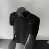 Camiseta de manga corta para hombre, resistente, con adornos de remaches y hombreras, elegante y moderna, con diseño de corte limpio, top de estilo nicho