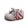 Zapatos para niñas, diseño de gato KT, nueva colección de otoño 2026, zapatillas infantiles versátiles, estilo de dibujos animados lindo, para niñas pequeñas, estilo de zapatillas deportivas y de entrenamiento alemán