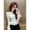 Camisa Base de Renda Escovada Branca Estilo Puro Desejo em Estoque para Mulheres, Projetada com Cintura Marcada e Caimento Justo, Manga Longa