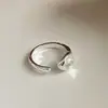 Anillo Abierto de Piedra Transparente de Lujo Ligero y Sensación de Alta Gama, Color Plata, Diseño de Nicho, Anillo Ajustable, Anillo Exquisito y Personalizado para el Dedo Índice