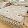 Nueva funda de cama acolchada de terciopelo de leche engrosada clase A, cálida de invierno, agradable al tacto, sábana, juego completo de tres piezas para estudiante