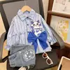 2432Q Conjunto de Duas Peças para Meninas 2026 Primavera e Outono Novo Roupa Infantil Gato Fofo com Laço Camisa e Jeans