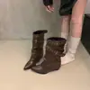 Botines Apilados de Diseño de Nicho para Mujer 2026 Nuevo Otoño Chica Picante Hebilla Abertura de Pierna Punta Puntiaguda Botas Vaqueras Occidentales