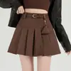 Foto real de una falda de mujer estilo Maillard, nuevo modelo de otoño 2026, hecha de gamuza, plisada, de cintura alta, minifalda acampanada adelgazante