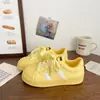 Tênis Brancos Únicos Estilo Concha para Mulheres, Novidade Primavera/Verão 2026, Tênis Esportivos Casuais Fofos, Versáteis no Estilo Coreano, Tênis para Estudantes