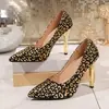 Tacones bajos de punta alta con estampado de leopardo retro en negro y dorado, con tacón de aguja metálico y diseño que aumenta la altura, adecuados para citas diarias y un estilo único y elegante.