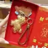 Llévate Riqueza Inmediatamente Set de Caja de Regalo Llavero Colgante Bolsa Dorada Accesorio Cadena de Teléfono Tienda de Transmisiones en Vivo de Tiktok Venta al por Mayor