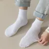 Meias Toboeira Masculinas de Algodão Penteado Meias Curtas Modernas Cor Sólida Versátil Meia-Calça Meia de Basquete Europeia e Americana Transfronteiriça Novo Atacado do Fabricante