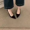 Sandálias fechadas retrô marrons estilo coreano, sapatos de fada, novas sandálias de salto alto com tira no calcanhar e bico fino para primavera-verão 2026