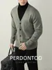 Lujo Ligero y Cálido Suéter de Punto Engrosado Lavable a Máquina Chaqueta para Hombre Otoño e Invierno 2026 Cárdigan de Punto de Cuello V de Gama Alta