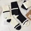 Meias 3/4 Femininas Costuradas, Meias Longas Quentes para Primavera e Outono, Afinando, Blocos de Cor Preto e Branco, Meias Longas Empilhadas Retro de Tubo Médio-Alto