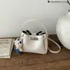 Bolso Pequeño con Patrón de Lichi Retro para Mujer 2026 Nuevo Estilo Bolso Cubo Plegado de Gama Alta Bolso Cruzado Simple Casual de Invierno