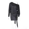 Novidades de inverno para mulheres em estilo europeu e americano: vestido listrado de manga longa ombro a ombro com design fluido, exalando um ar sexy e elegante, e uma silhueta que abraça o corpo