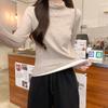 Camiseta cepillada con ribete de encaje dulce estilo francés para mujer 2025 Invierno Cuello semi-alto Cálido Hombro normal Versátil Elegante Top