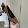 Textura tejida retro estilo francés, punta cuadrada pequeña, mocasines de boca baja, zapatos de trabajo para mujer, elegantes y sofisticados, con un delicado tacón de aguja.