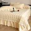 Estilo Crema Francesa 2026 Nuevo Felpa Encaje de Doble Capa Cuadros Felpa de Leche Acolchado Funda de Almohada Cubre Cama Juego de Tres Piezas Color Sólido