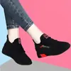Una generación de nuevos zapatos de tela viejos de Beijing para mujer, zapatos para caminar de suela blanda para madre, tenis transpirables de moda casual