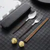 Acero inoxidable con veta de madera imitación, juego portátil de tres piezas para estudiantes: palillos de madera para alitas de pollo, tenedor y cuchara portugueses, caja de vajilla para exteriores