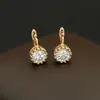 Hebilla de Oreja de Dos Tonos Oro y Plata Electrochapados Versátil Clásico Moda Exquisita Pendientes Pequeños de un Solo Diamante Pendientes Casuales para Mujer Pendientes