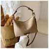Bolso de axila con textura de gamuza vintage para mujer, nuevo bolso versátil para hombro y bandolera 2026, bolso de diseño simple de nicho para el día a día