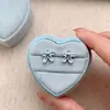Pendientes Pequeños y Delicados con Forma de Flor, Frescos y Teñidos en Aceite, para Mujer, Simples y Versátiles, Dulces Accesorios para Orejas, Adecuados para el Uso Diario y para Dormir sin Necesidad de Quitárselos