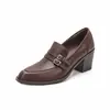 Mocassins quadrados de estilo britânico vintage com fivelas de fileira dupla, saltos altos e saltos grossos para mulheres, versáteis e fáceis de combinar.