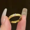 Anillo Liso Versátil y Exquisito con un Toque de Alta Gama, Popular Anillo de un Solo Diamante Cepillado Estilo Vintage para Mujer, Lujo Ligero