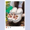 Zuecos de EVA de suela gruesa para mujer, con un lindo diseño de dibujos animados, estilo de punta cerrada y opción de uso bidireccional, con características transpirables y antideslizantes, suministrados directamente de fábrica para venta al por mayor