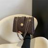 Bolso de hombro con cadena simple y relieve para mujer, de color sólido, popular, 2023, con texturas informales, bolso de mano para axilas